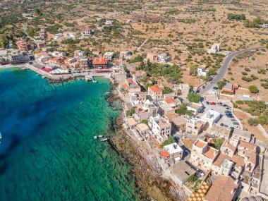 Geleneksel balıkçı köyü Gerolimenas ve eski limanın havadan manzarası. Kristal suyu ve Yunanistan 'ın Laconia kentindeki küçük doğal limanı ile Mani' nin en pitoresk yerleşim yerlerinden biri.