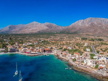 Geleneksel balıkçı köyü Gerolimenas ve eski limanın havadan manzarası. Kristal suyu ve Yunanistan 'ın Laconia kentindeki küçük doğal limanı ile Mani' nin en pitoresk yerleşim yerlerinden biri.