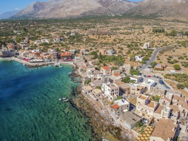 Geleneksel balıkçı köyü Gerolimenas ve eski limanın havadan manzarası. Kristal suyu ve Yunanistan 'ın Laconia kentindeki küçük doğal limanı ile Mani' nin en pitoresk yerleşim yerlerinden biri.
