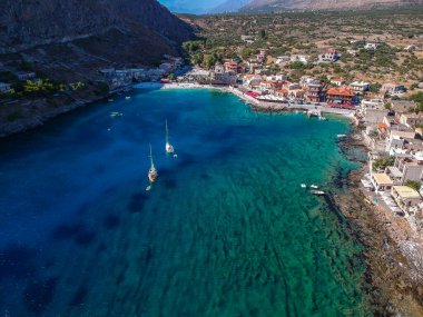 Geleneksel balıkçı köyü Gerolimenas ve eski limanın havadan manzarası. Kristal suyu ve Yunanistan 'ın Laconia kentindeki küçük doğal limanı ile Mani' nin en pitoresk yerleşim yerlerinden biri.