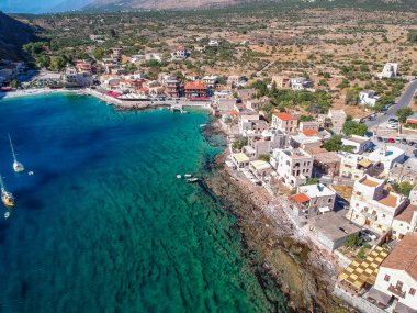 Geleneksel balıkçı köyü Gerolimenas ve eski limanın havadan manzarası. Kristal suyu ve Yunanistan 'ın Laconia kentindeki küçük doğal limanı ile Mani' nin en pitoresk yerleşim yerlerinden biri.