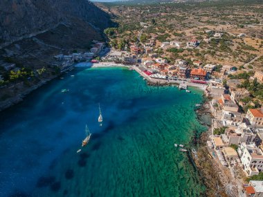 Geleneksel balıkçı köyü Gerolimenas ve eski limanın havadan manzarası. Kristal suyu ve Yunanistan 'ın Laconia kentindeki küçük doğal limanı ile Mani' nin en pitoresk yerleşim yerlerinden biri.