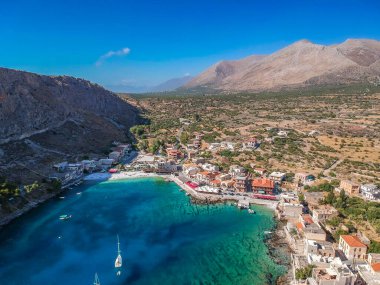 Geleneksel balıkçı köyü Gerolimenas ve eski limanın havadan manzarası. Kristal suyu ve Yunanistan 'ın Laconia kentindeki küçük doğal limanı ile Mani' nin en pitoresk yerleşim yerlerinden biri.