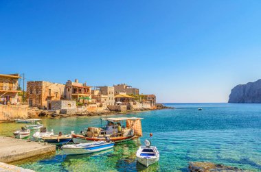 Gerolimenas kıyı köyünden ve eski limandan güzel bir manzara. Mani yarımadasında, Laconia 'da, Yunanistan' da, Avrupa 'da küçük pitoresk bir balıkçı köyüdür.