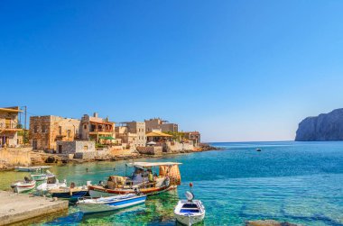 Gerolimenas kıyı köyünden ve eski limandan güzel bir manzara. Mani yarımadasında, Laconia 'da, Yunanistan' da, Avrupa 'da küçük pitoresk bir balıkçı köyüdür.