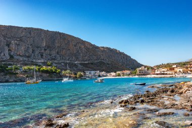 Gerolimenas kıyı köyünden ve eski limandan güzel bir manzara. Mani yarımadasında, Laconia 'da, Yunanistan' da, Avrupa 'da küçük pitoresk bir balıkçı köyüdür.