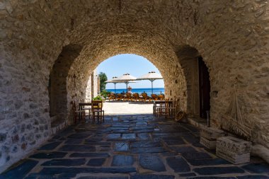 Gerolimenas kıyı köyünden ve eski limandan güzel bir manzara. Mani yarımadasında, Laconia 'da, Yunanistan' da, Avrupa 'da küçük pitoresk bir balıkçı köyüdür.