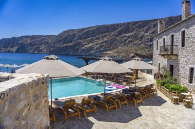 Gerolimenas kıyı köyünden ve eski limandan güzel bir manzara. Mani yarımadasında, Laconia 'da, Yunanistan' da, Avrupa 'da küçük pitoresk bir balıkçı köyüdür.