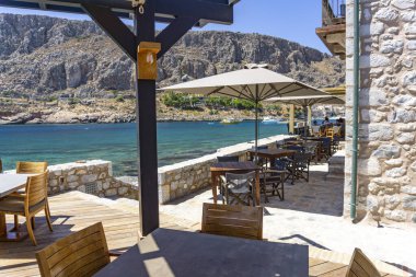 Gerolimenas kıyı köyünden ve eski limandan güzel bir manzara. Mani yarımadasında, Laconia 'da, Yunanistan' da, Avrupa 'da küçük pitoresk bir balıkçı köyüdür.