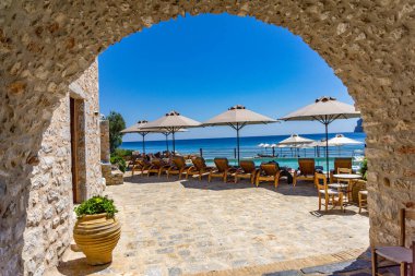 Gerolimenas kıyı köyünden ve eski limandan güzel bir manzara. Mani yarımadasında, Laconia 'da, Yunanistan' da, Avrupa 'da küçük pitoresk bir balıkçı köyüdür.