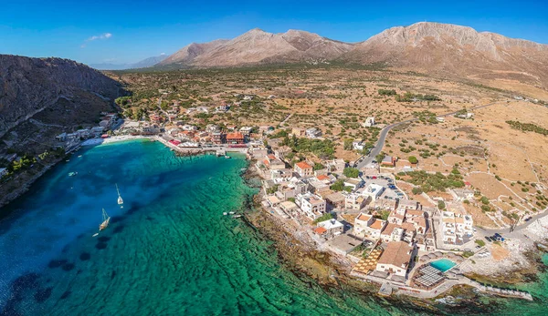 Geleneksel balıkçı köyü Gerolimenas ve eski limanın havadan manzarası. Kristal suyu ve Yunanistan 'ın Laconia kentindeki küçük doğal limanı ile Mani' nin en pitoresk yerleşim yerlerinden biri.