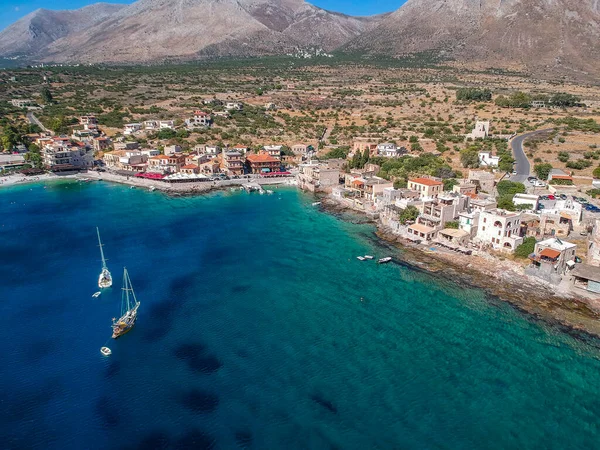 空中风景秀丽的传统渔村格里利亚纳斯和老港口 它是希腊拉科尼亚最风景秀丽的马尼定居点之一 拥有水晶水和一个小天然港口 — 图库照片