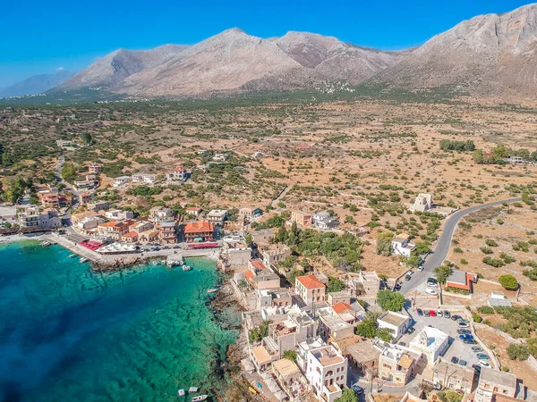 空中风景秀丽的传统渔村格里利亚纳斯和老港口 它是希腊拉科尼亚最风景秀丽的马尼定居点之一 拥有水晶水和一个小天然港口 — 图库照片