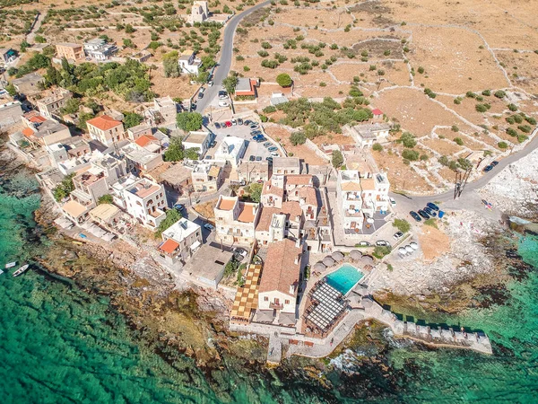 Geleneksel balıkçı köyü Gerolimenas ve eski limanın havadan manzarası. Kristal suyu ve Yunanistan 'ın Laconia kentindeki küçük doğal limanı ile Mani' nin en pitoresk yerleşim yerlerinden biri.