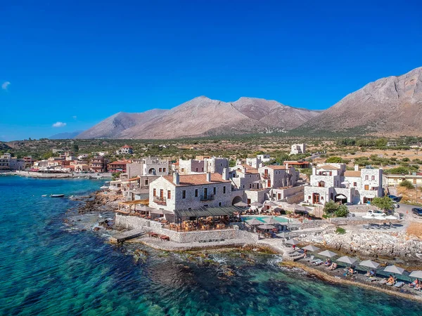 Geleneksel balıkçı köyü Gerolimenas ve eski limanın havadan manzarası. Kristal suyu ve Yunanistan 'ın Laconia kentindeki küçük doğal limanı ile Mani' nin en pitoresk yerleşim yerlerinden biri.