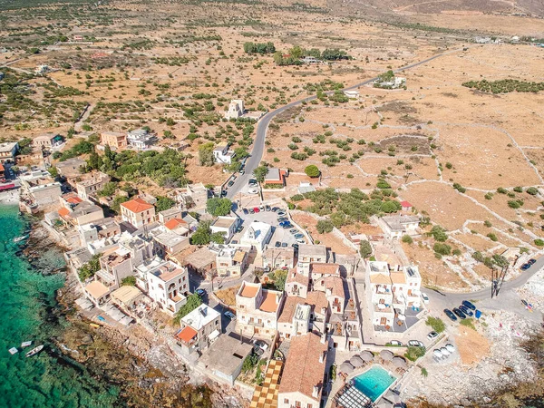 Geleneksel balıkçı köyü Gerolimenas ve eski limanın havadan manzarası. Kristal suyu ve Yunanistan 'ın Laconia kentindeki küçük doğal limanı ile Mani' nin en pitoresk yerleşim yerlerinden biri.