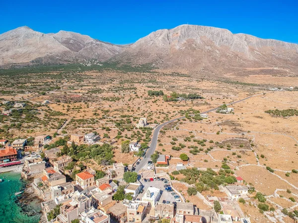 Geleneksel balıkçı köyü Gerolimenas ve eski limanın havadan manzarası. Kristal suyu ve Yunanistan 'ın Laconia kentindeki küçük doğal limanı ile Mani' nin en pitoresk yerleşim yerlerinden biri.
