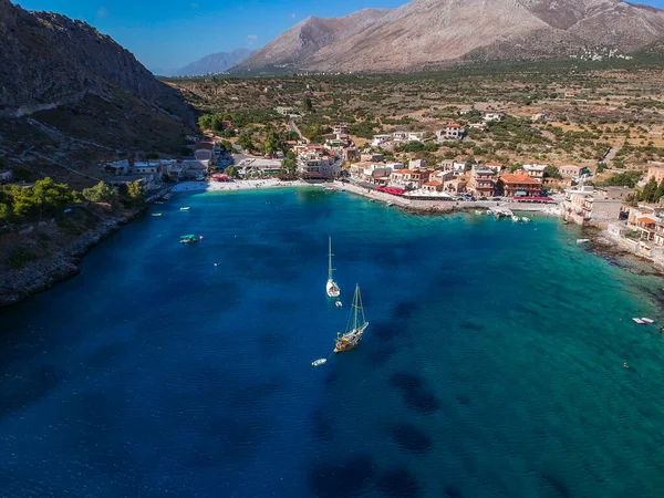 Geleneksel balıkçı köyü Gerolimenas ve eski limanın havadan manzarası. Kristal suyu ve Yunanistan 'ın Laconia kentindeki küçük doğal limanı ile Mani' nin en pitoresk yerleşim yerlerinden biri.