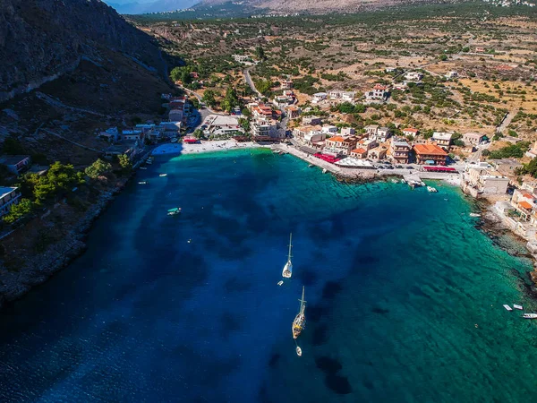 Geleneksel balıkçı köyü Gerolimenas ve eski limanın havadan manzarası. Kristal suyu ve Yunanistan 'ın Laconia kentindeki küçük doğal limanı ile Mani' nin en pitoresk yerleşim yerlerinden biri.