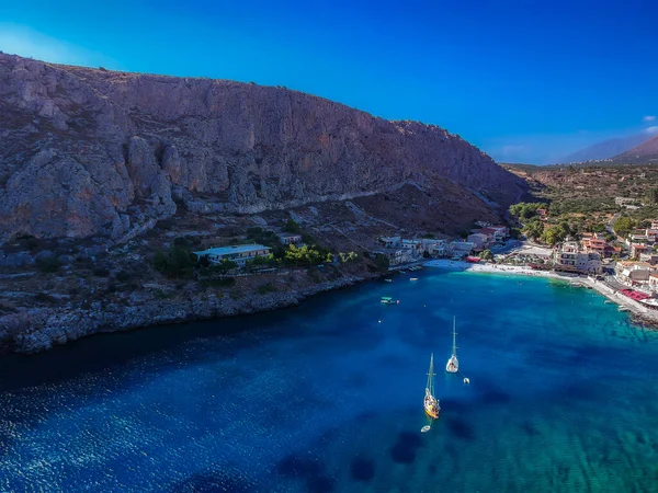 Geleneksel balıkçı köyü Gerolimenas ve eski limanın havadan manzarası. Kristal suyu ve Yunanistan 'ın Laconia kentindeki küçük doğal limanı ile Mani' nin en pitoresk yerleşim yerlerinden biri.