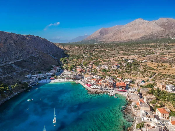 Geleneksel balıkçı köyü Gerolimenas ve eski limanın havadan manzarası. Kristal suyu ve Yunanistan 'ın Laconia kentindeki küçük doğal limanı ile Mani' nin en pitoresk yerleşim yerlerinden biri.