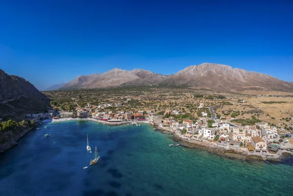 Geleneksel balıkçı köyü Gerolimenas ve eski limanın havadan manzarası. Kristal suyu ve Yunanistan 'ın Laconia kentindeki küçük doğal limanı ile Mani' nin en pitoresk yerleşim yerlerinden biri.