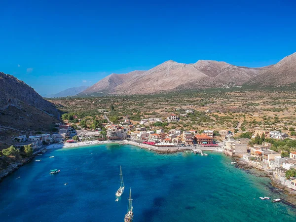 Geleneksel balıkçı köyü Gerolimenas ve eski limanın havadan manzarası. Kristal suyu ve Yunanistan 'ın Laconia kentindeki küçük doğal limanı ile Mani' nin en pitoresk yerleşim yerlerinden biri.