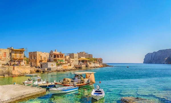 Gerolimenas kıyı köyünden ve eski limandan güzel bir manzara. Mani yarımadasında, Laconia 'da, Yunanistan' da, Avrupa 'da küçük pitoresk bir balıkçı köyüdür.