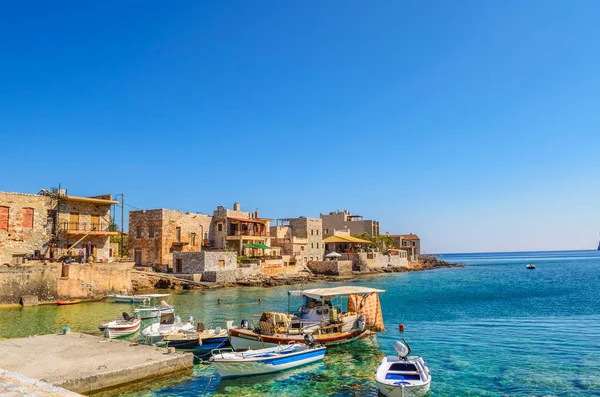 Gerolimenas kıyı köyünden ve eski limandan güzel bir manzara. Mani yarımadasında, Laconia 'da, Yunanistan' da, Avrupa 'da küçük pitoresk bir balıkçı köyüdür.