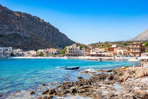 Gerolimenas kıyı köyünden ve eski limandan güzel bir manzara. Mani yarımadasında, Laconia 'da, Yunanistan' da, Avrupa 'da küçük pitoresk bir balıkçı köyüdür.