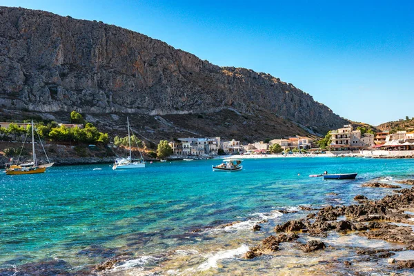 Gerolimenas kıyı köyünden ve eski limandan güzel bir manzara. Mani yarımadasında, Laconia 'da, Yunanistan' da, Avrupa 'da küçük pitoresk bir balıkçı köyüdür.