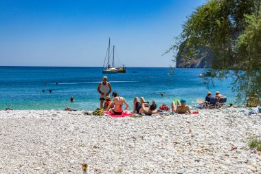 Gerolimenas kıyı köyünde eski limanda yüzen turistler ve ziyaretçiler. Mani yarımadasında, Laconia 'da, Yunanistan' da, Avrupa 'da küçük pitoresk bir balıkçı köyüdür.