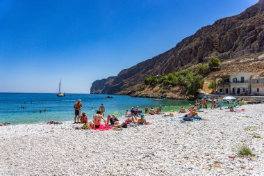 Gerolimenas kıyı köyünde eski limanda yüzen turistler ve ziyaretçiler. Mani yarımadasında, Laconia 'da, Yunanistan' da, Avrupa 'da küçük pitoresk bir balıkçı köyüdür.