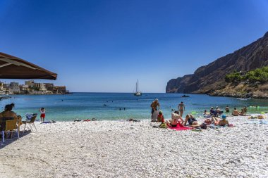 Gerolimenas kıyı köyünde eski limanda yüzen turistler ve ziyaretçiler. Mani yarımadasında, Laconia 'da, Yunanistan' da, Avrupa 'da küçük pitoresk bir balıkçı köyüdür.