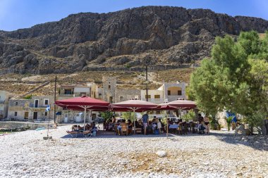 Gerolimenas kıyı köyünde eski limanda yüzen turistler ve ziyaretçiler. Mani yarımadasında, Laconia 'da, Yunanistan' da, Avrupa 'da küçük pitoresk bir balıkçı köyüdür.