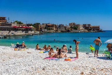 Gerolimenas kıyı köyünde eski limanda yüzen turistler ve ziyaretçiler. Mani yarımadasında, Laconia 'da, Yunanistan' da, Avrupa 'da küçük pitoresk bir balıkçı köyüdür.