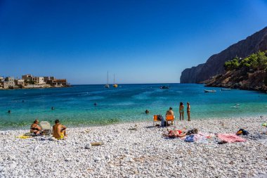 Gerolimenas kıyı köyünde eski limanda yüzen turistler ve ziyaretçiler. Mani yarımadasında, Laconia 'da, Yunanistan' da, Avrupa 'da küçük pitoresk bir balıkçı köyüdür.