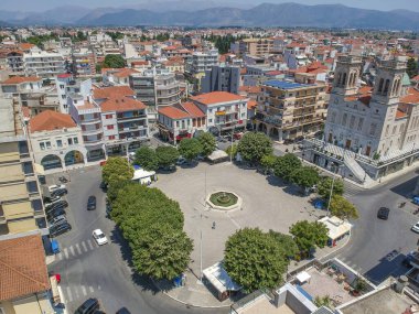 St. Mary Metropolitan Kilisesi üzerindeki hava manzarası. Arcadia, Yunanistan ve Avrupa 'daki Trablus kentinin merkez meydanı