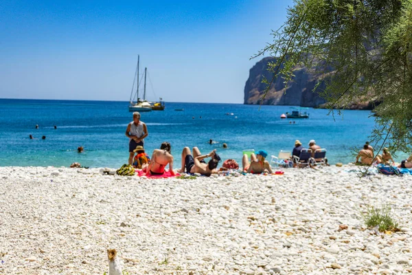 Gerolimenas kıyı köyünde eski limanda yüzen turistler ve ziyaretçiler. Mani yarımadasında, Laconia 'da, Yunanistan' da, Avrupa 'da küçük pitoresk bir balıkçı köyüdür.