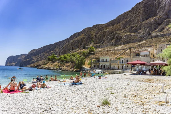 Gerolimenas kıyı köyünde eski limanda yüzen turistler ve ziyaretçiler. Mani yarımadasında, Laconia 'da, Yunanistan' da, Avrupa 'da küçük pitoresk bir balıkçı köyüdür.