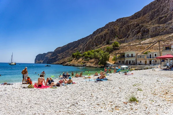 Gerolimenas kıyı köyünde eski limanda yüzen turistler ve ziyaretçiler. Mani yarımadasında, Laconia 'da, Yunanistan' da, Avrupa 'da küçük pitoresk bir balıkçı köyüdür.