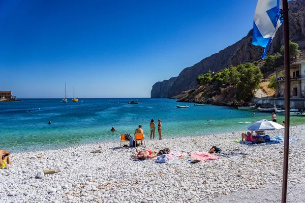 Gerolimenas kıyı köyünde eski limanda yüzen turistler ve ziyaretçiler. Mani yarımadasında, Laconia 'da, Yunanistan' da, Avrupa 'da küçük pitoresk bir balıkçı köyüdür.