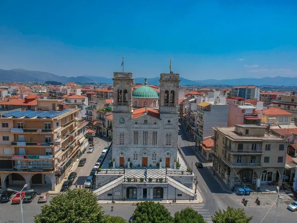 St. Mary Metropolitan Kilisesi üzerindeki hava manzarası. Arcadia, Yunanistan ve Avrupa 'daki Trablus kentinin merkez meydanı