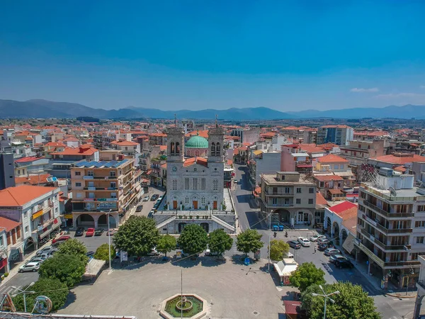 St. Mary Metropolitan Kilisesi üzerindeki hava manzarası. Arcadia, Yunanistan ve Avrupa 'daki Trablus kentinin merkez meydanı