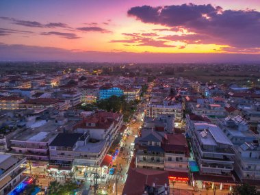 Yunanistan 'ın Paralia Katerini kıyı kasabasının üzerindeki hava manzarası gün batımında. Pieria, orta Makedonya, Yunanistan ve Avrupa 'daki Katerini kentinden yaklaşık 8 km uzaklıkta yer alıyor..
