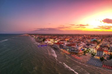 Yunanistan 'ın Paralia Katerini kıyı kasabasının üzerindeki hava manzarası gün batımında. Pieria, orta Makedonya, Yunanistan ve Avrupa 'daki Katerini kentinden yaklaşık 8 km uzaklıkta yer alıyor..