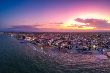 Yunanistan 'ın Paralia Katerini kıyı kasabasının üzerindeki hava manzarası gün batımında. Pieria, orta Makedonya, Yunanistan ve Avrupa 'daki Katerini kentinden yaklaşık 8 km uzaklıkta yer alıyor..