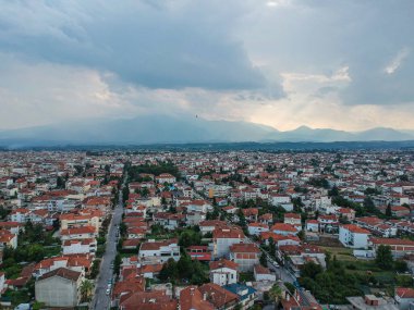 Yunanistan 'ın Pieria kentindeki Katerini kentinin üzerinde havadan panoramik manzara