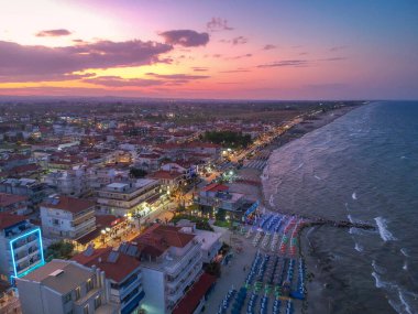 Yunanistan 'ın Paralia Katerini kıyı kasabasının üzerindeki hava manzarası gün batımında. Pieria, orta Makedonya, Yunanistan ve Avrupa 'daki Katerini kentinden yaklaşık 8 km uzaklıkta yer alıyor..