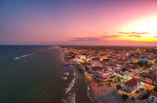 Yunanistan 'ın Paralia Katerini kıyı kasabasının üzerindeki hava manzarası gün batımında. Pieria, orta Makedonya, Yunanistan ve Avrupa 'daki Katerini kentinden yaklaşık 8 km uzaklıkta yer alıyor..
